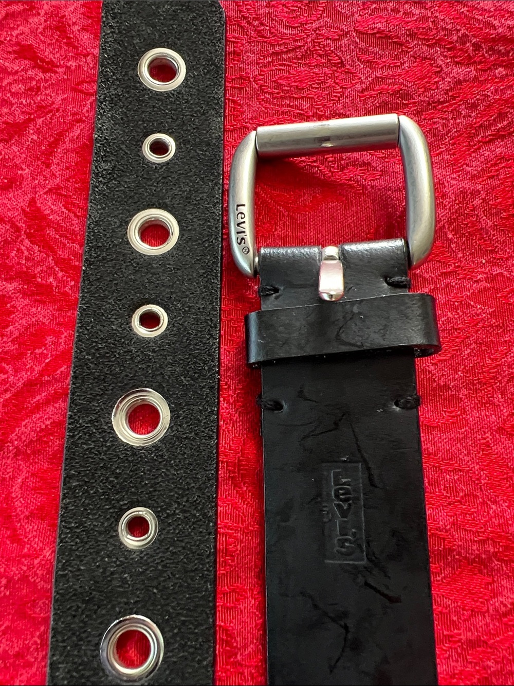 Levi’s Men’s Black Genuine Leather Belt Size 34 Silver Grommet Buckle
